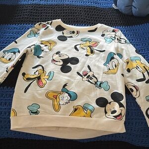 Mickey and the hand sweater